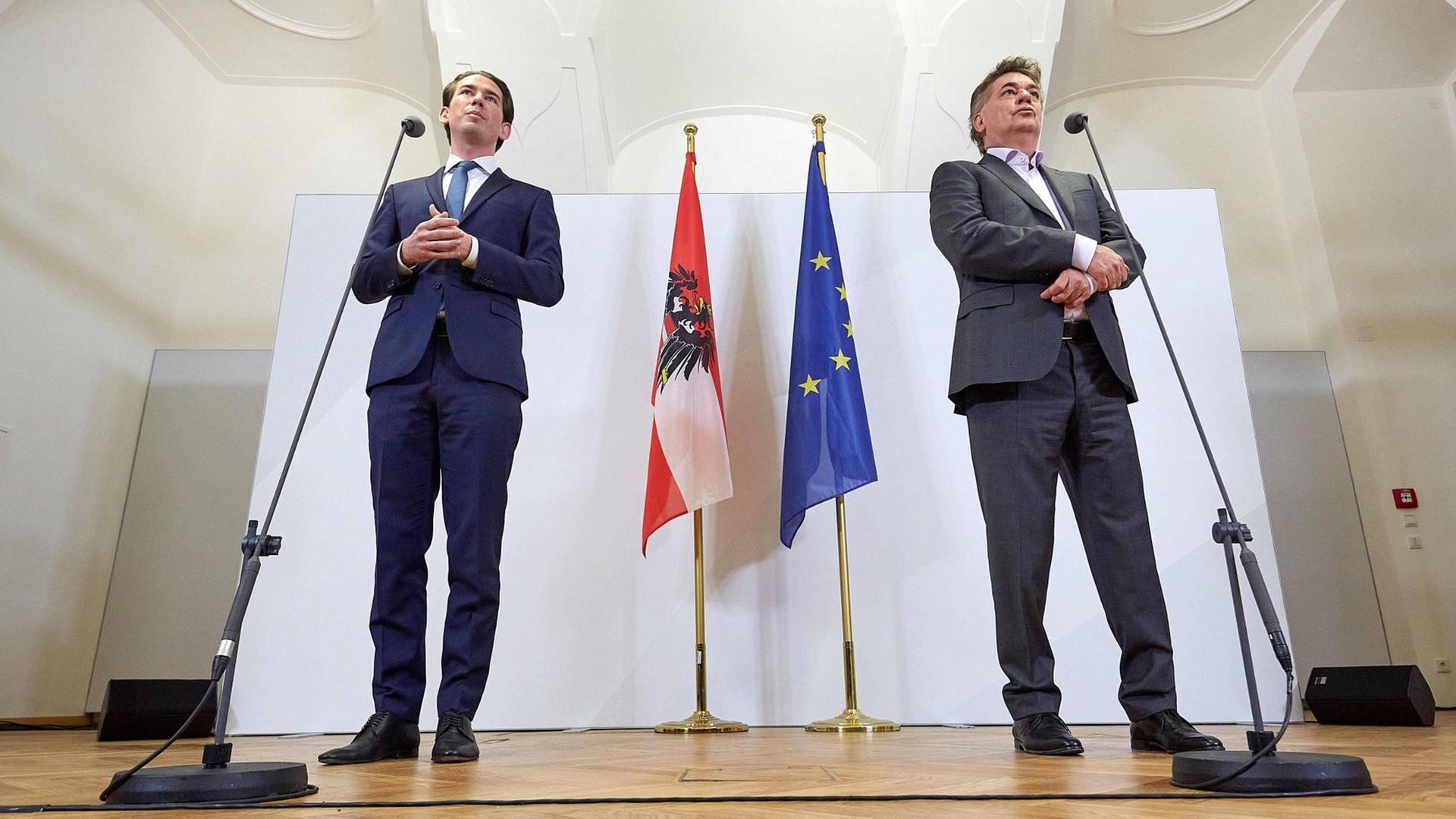 Sebastian Kurz (ÖVP) und Werner Kogler (Grüne) bei der Pressekonferenz in Wien, bei der der erfolgreiche Abschluss der Koalitionsverhandlungen verkündet wurde. Sebastian Kurz (ÖVP) und Werner Kogler (Grüne) bei der Pressekonferenz in Wien, bei der der erfolgreiche Abschluss der Koalitionsverhandlungen verkündet wurde.