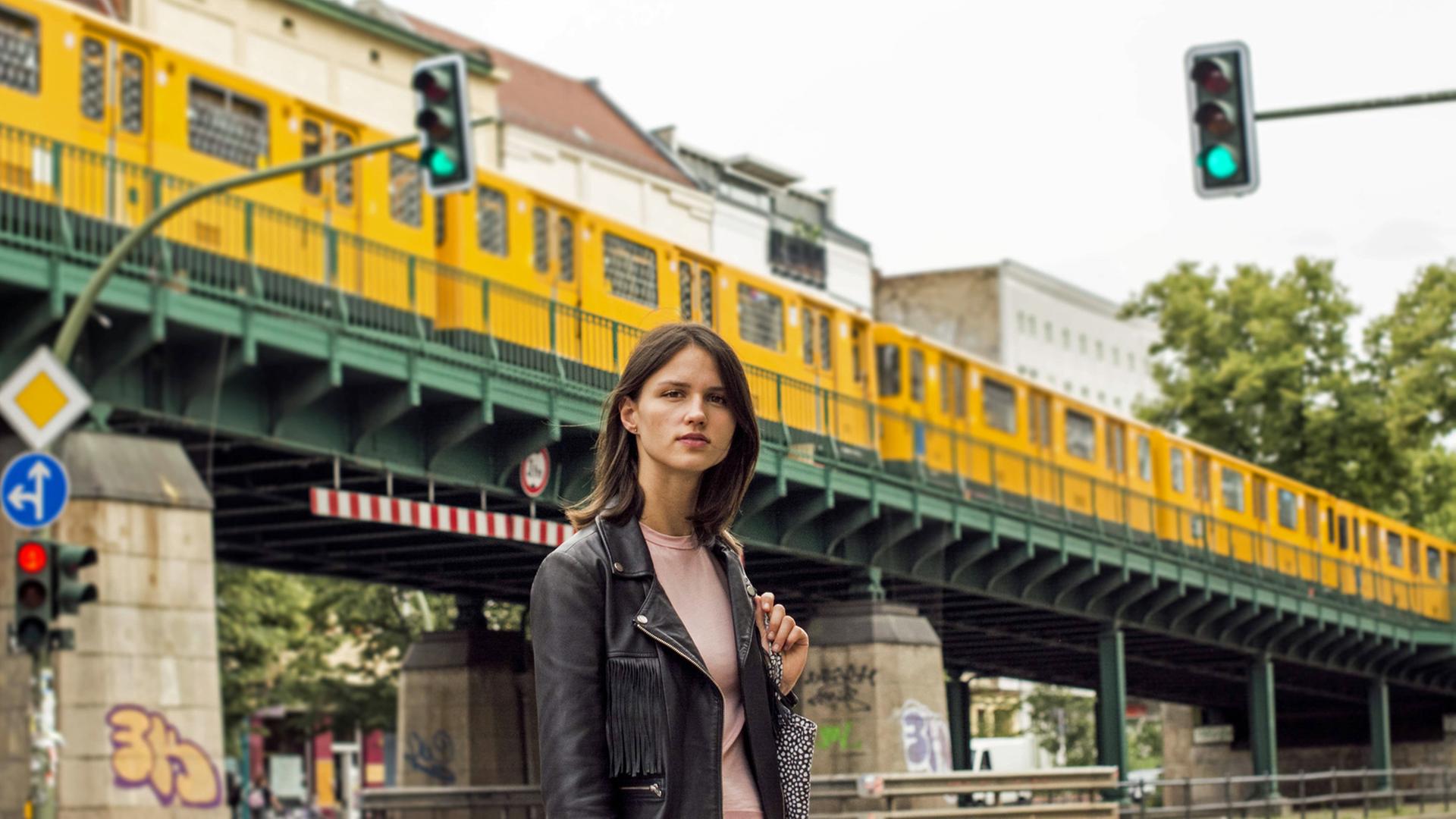 Eine Frau steht an der Ampel, ruht in sich und entzieht sich - mitten in der Stadt - der Hektik des Alltags. Eine Frau steht an der Ampel, ruht in sich und entzieht sich - mitten in der Stadt - der Hektik des Alltags.