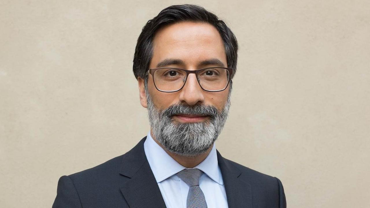 Portraitfoto eines Mannes in mittleren Jahren mit Brille und Bart - Dr. Dr. Alexander Görlach