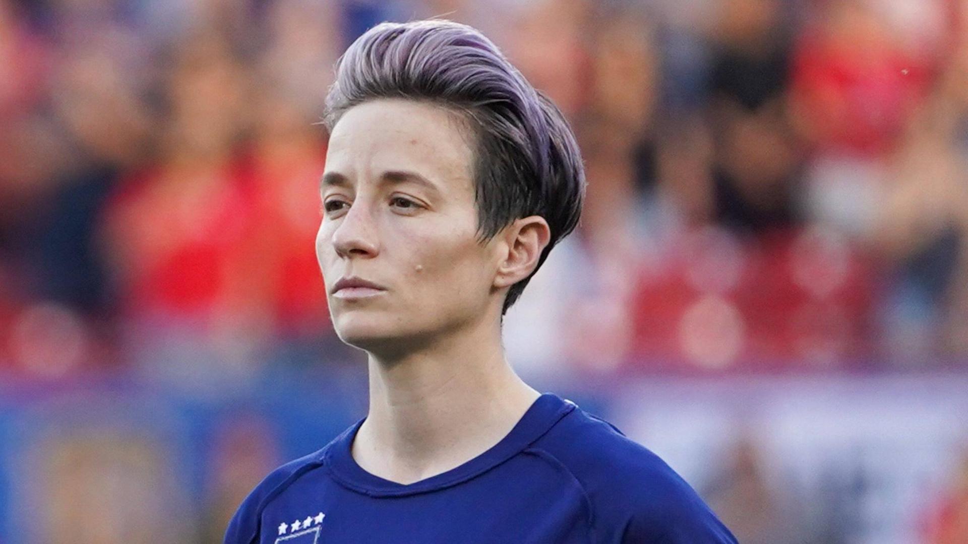 US-Fußballerin Megan Rapinoe schweigt während der amerikanischen Nationalhymne beim "SheBelieves Cup" 2020. US-Fußballerin Megan Rapinoe schweigt während der amerikanischen Nationalhymne beim "SheBelieves Cup" 2020.