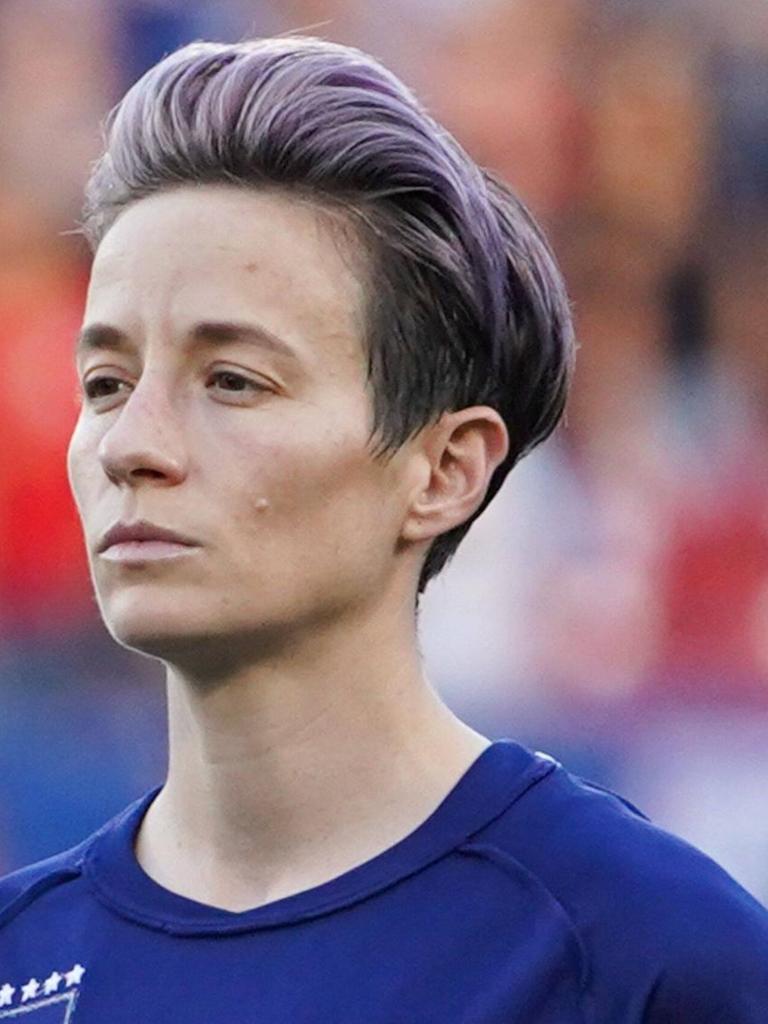 US-Fußballerin Megan Rapinoe schweigt während der amerikanischen Nationalhymne beim "SheBelieves Cup" 2020.
