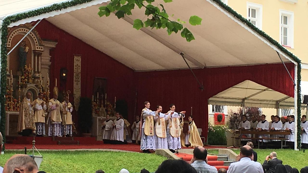 Die drei Männer, die an diesem Julitag in Zaitzkofen zu Priestern geweiht werden. Die drei Männer, die an diesem Julitag in Zaitzkofen zu Priestern geweiht werden.