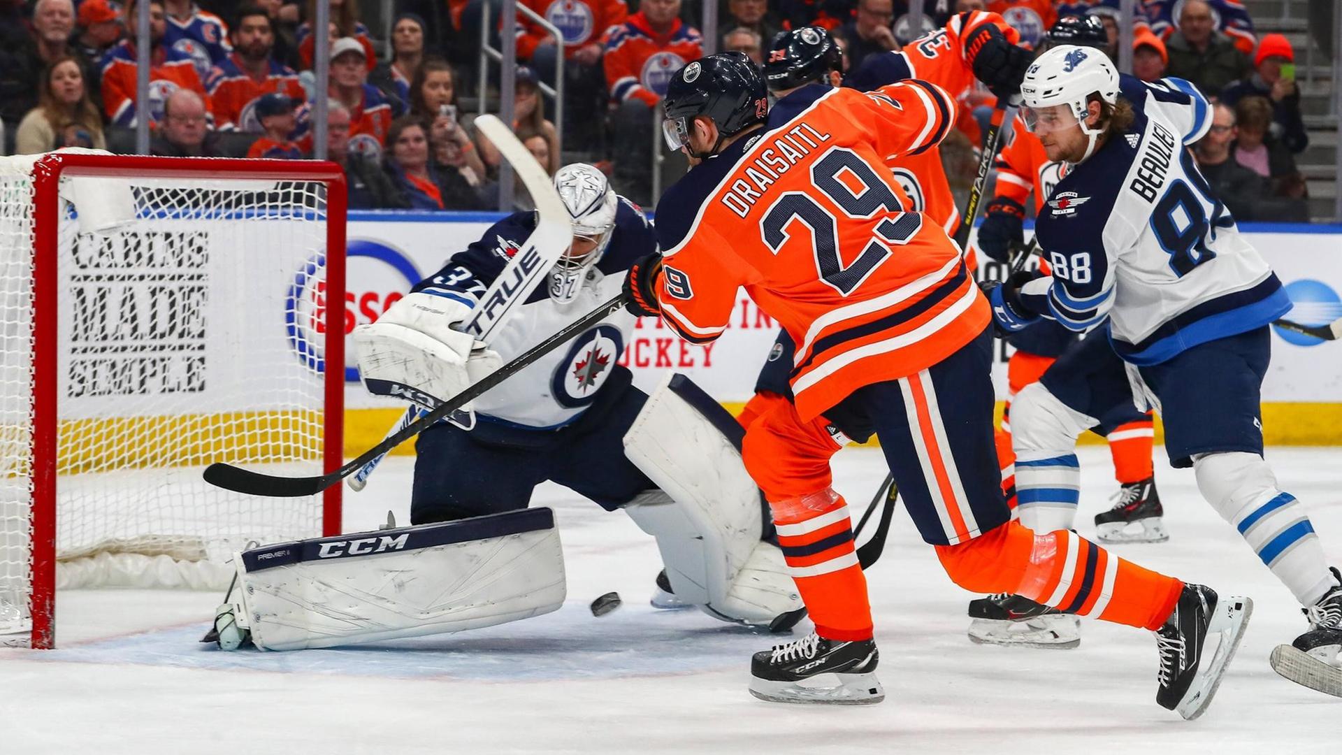 Leon Draisaitl im NHL-Spiel seiner Edmonton Oilers gegen die Winnipeg Jets am 11. März 2020 (Rogers Place in Edmonton) Leon Draisaitl im NHL-Spiel seiner Edmonton Oilers gegen die Winnipeg Jets am 11. März 2020 (Rogers Place in Edmonton)