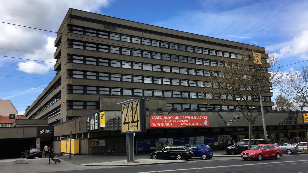 Das Postamt in der Kasseler Nuirdstadt, gebaut im Stil des Brutalismus, sprich: mit viel Beton. Das Postamt in der Kasseler Nuirdstadt, gebaut im Stil des Brutalismus, sprich: mit viel Beton.
