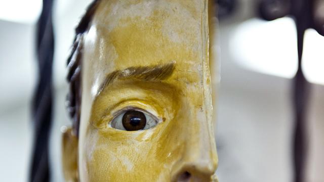 Im Psychiatriemuseum Riedstadt ist ein medizinisches Modell in Form eines halben, geöffneten Kopfes zu sehen.