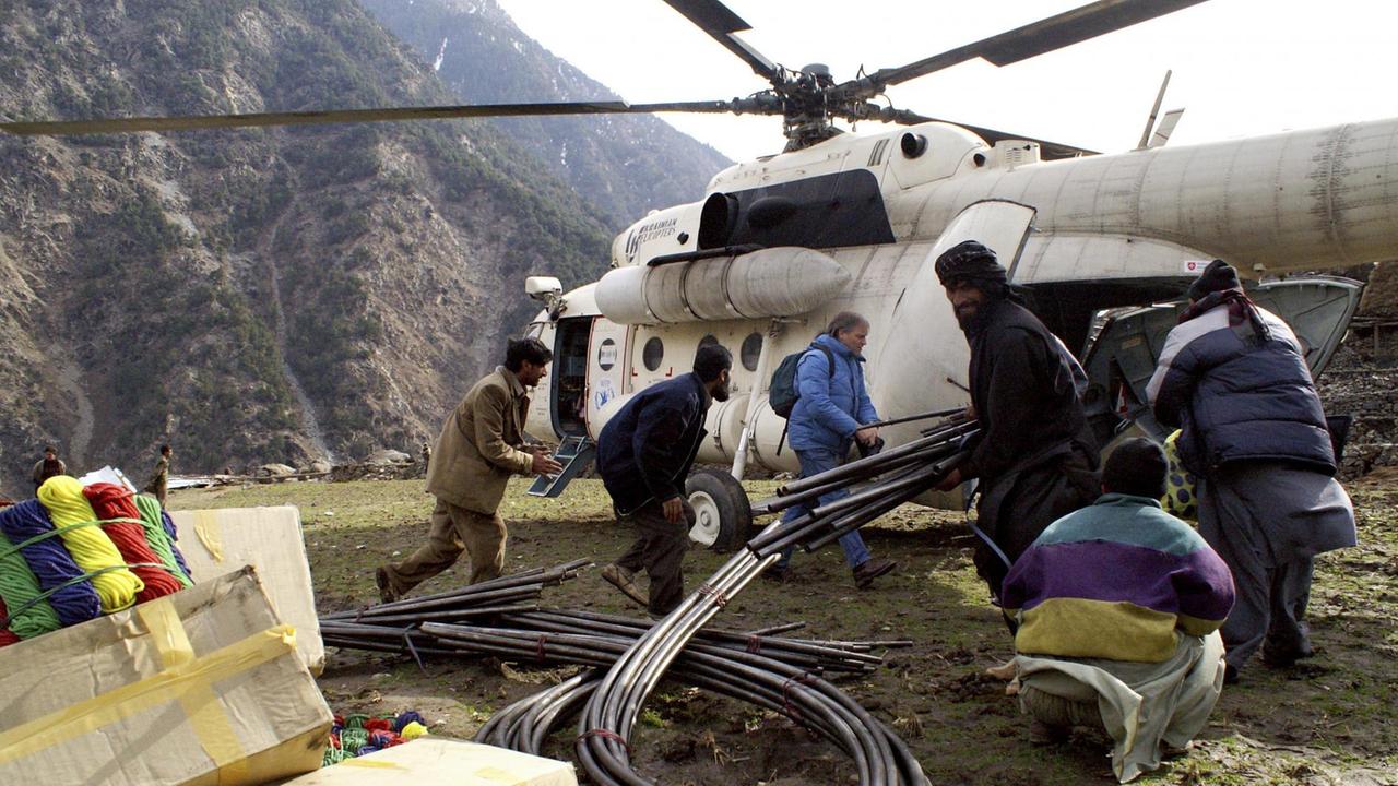 Verteilung von Hilfsgütern (Notunterkünfte) per Helikopter im Palas Tal in Pakistan durch eine Hilfsorganisation nach dem Erdbeben.  