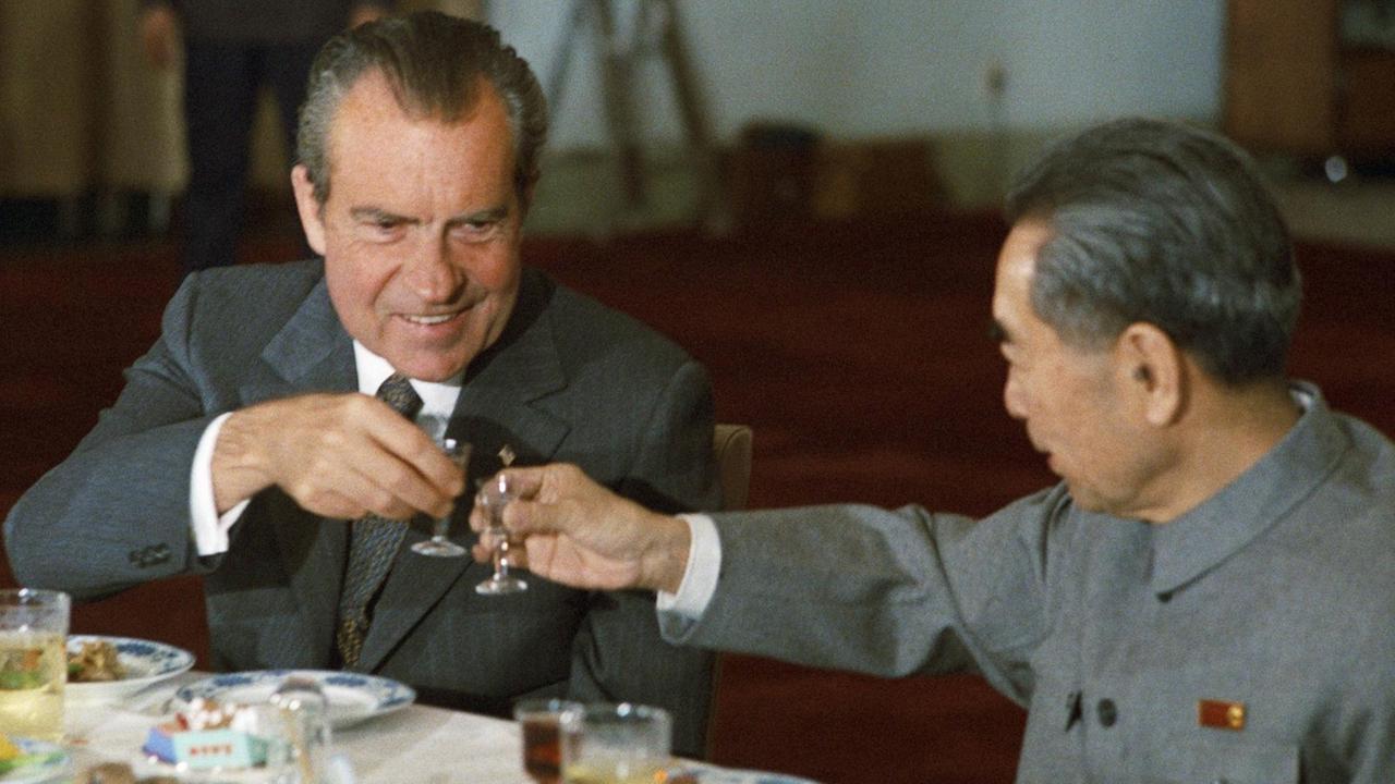 US-Präsident Richard Nixon (l) und der chinesische Premierminister Zhou Enlai am 25. Februar 1972 in Peking. Sie prosten sich gegenseitig zu. US-Präsident Richard Nixon (l) und der chinesische Premierminister Zhou Enlai am 25. Februar 1972 in Peking. Sie prosten sich gegenseitig zu.