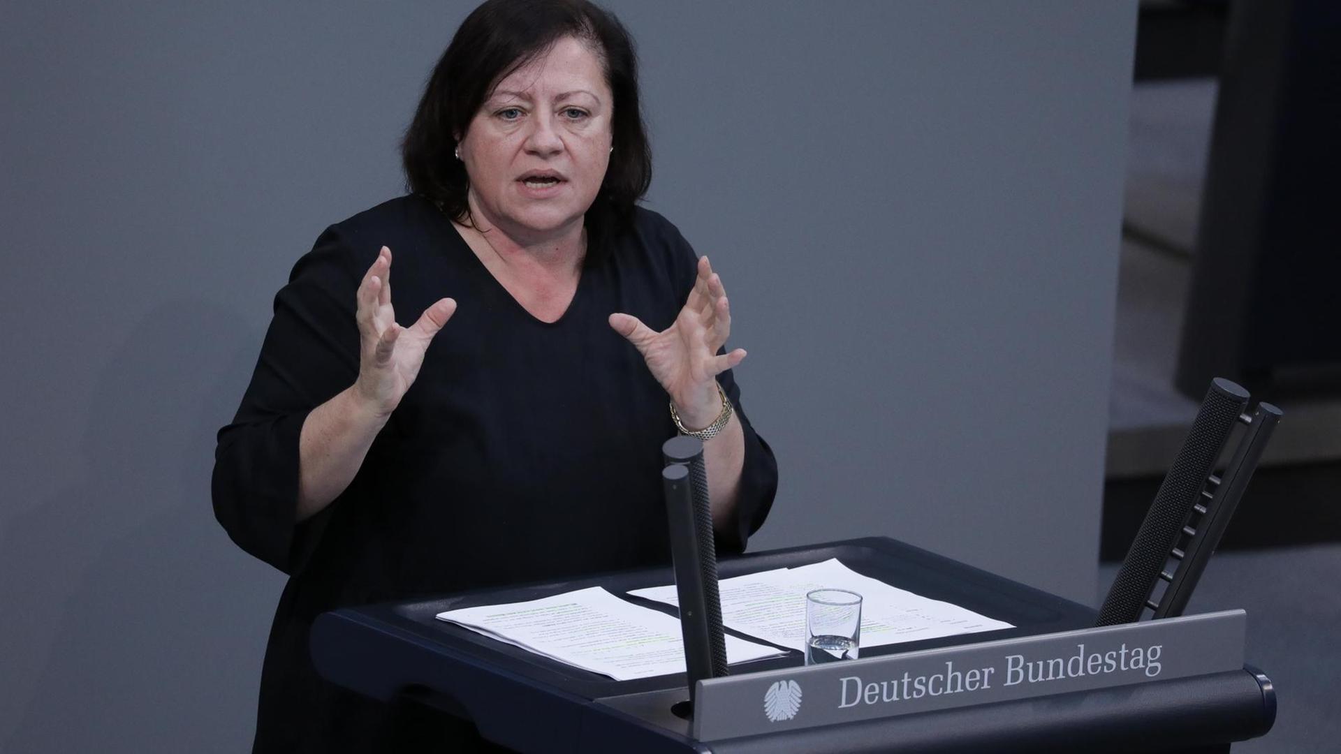 14.02.2019, Berlin: Bärbel Kofler von der SPD spricht bei der Sitzung des Bundestages zum Starke-Familien-Gesetz. Weiteres Thema ist unter anderem die Verabschiedung eines Gesetzes für bessere Organspende-Bedingungen in Kliniken. Foto: Jörg Carstensen/dpa | Verwendung weltweit 14.02.2019, Berlin: Bärbel Kofler von der SPD spricht bei der Sitzung des Bundestages zum Starke-Familien-Gesetz. Weiteres Thema ist unter anderem die Verabschiedung eines Gesetzes für bessere Organspende-Bedingungen in Kliniken. Foto: Jörg Carstensen/dpa | Verwendung weltweit