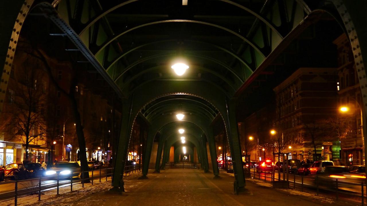 Unter der U-Bahnbrücke: Die Schönhauser Allee im Ortsteil Prenzlauer Berg im Berliner Bezirk Pankow.