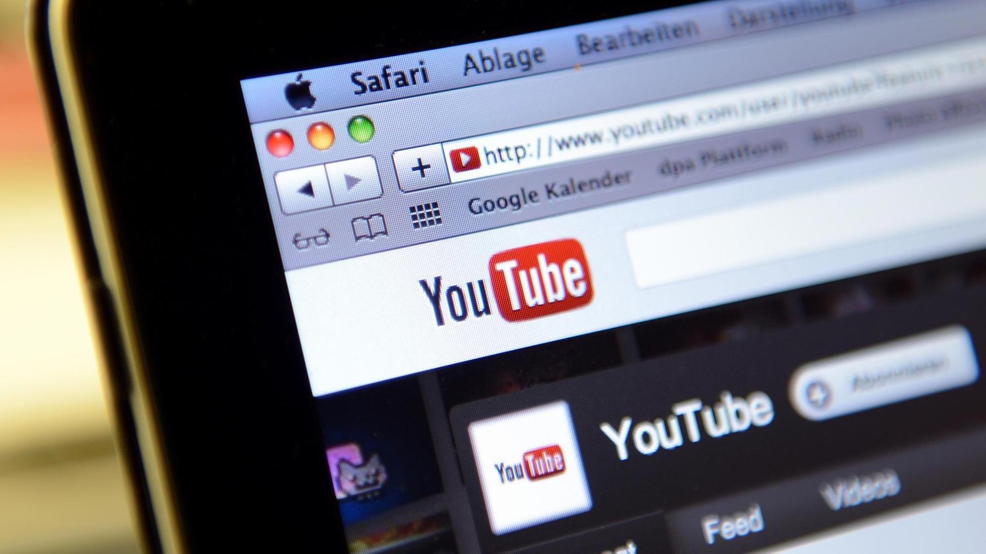 Auf einem Laptop ist in Berlin das Internet-Videoportal YouTube zusehen, aufgenommen am 20.07.2012. Auf einem Laptop ist in Berlin das Internet-Videoportal YouTube zusehen, aufgenommen am 20.07.2012.