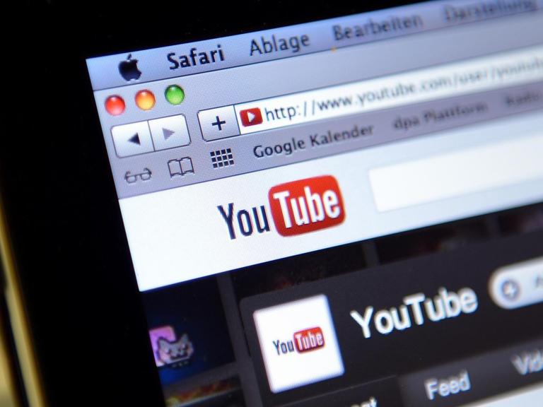 Auf einem Laptop ist in Berlin das Internet-Videoportal YouTube zusehen, aufgenommen am 20.07.2012.