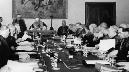 Eine Sitzung in Anwesenheit von Papst Johannes XXIII. (Tischende) im Rahmen des Zweiten Vatikanischen Konzils am 20.02.1962. Eine Sitzung in Anwesenheit von Papst Johannes XXIII. (Tischende) im Rahmen des Zweiten Vatikanischen Konzils am 20.02.1962.