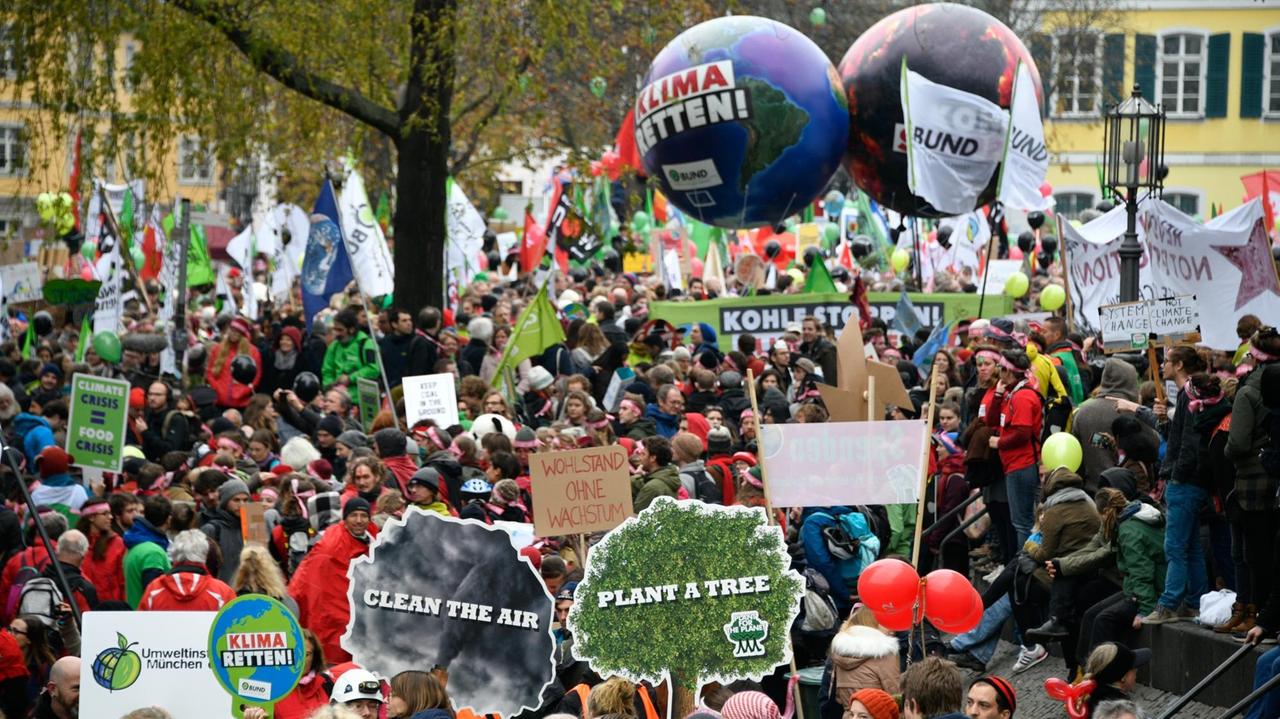Demonstranten in Bonn fordern vor dem UNO-Weltklimagipfel mehr Engagement für den Klimaschutz.
Demonstranten in Bonn fordern vor dem UNO-Weltklimagipfel mehr Engagement für den Klimaschutz.