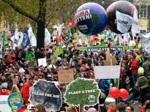 Demonstranten in Bonn fordern vor dem UNO-Weltklimagipfel mehr Engagement für den Klimaschutz.