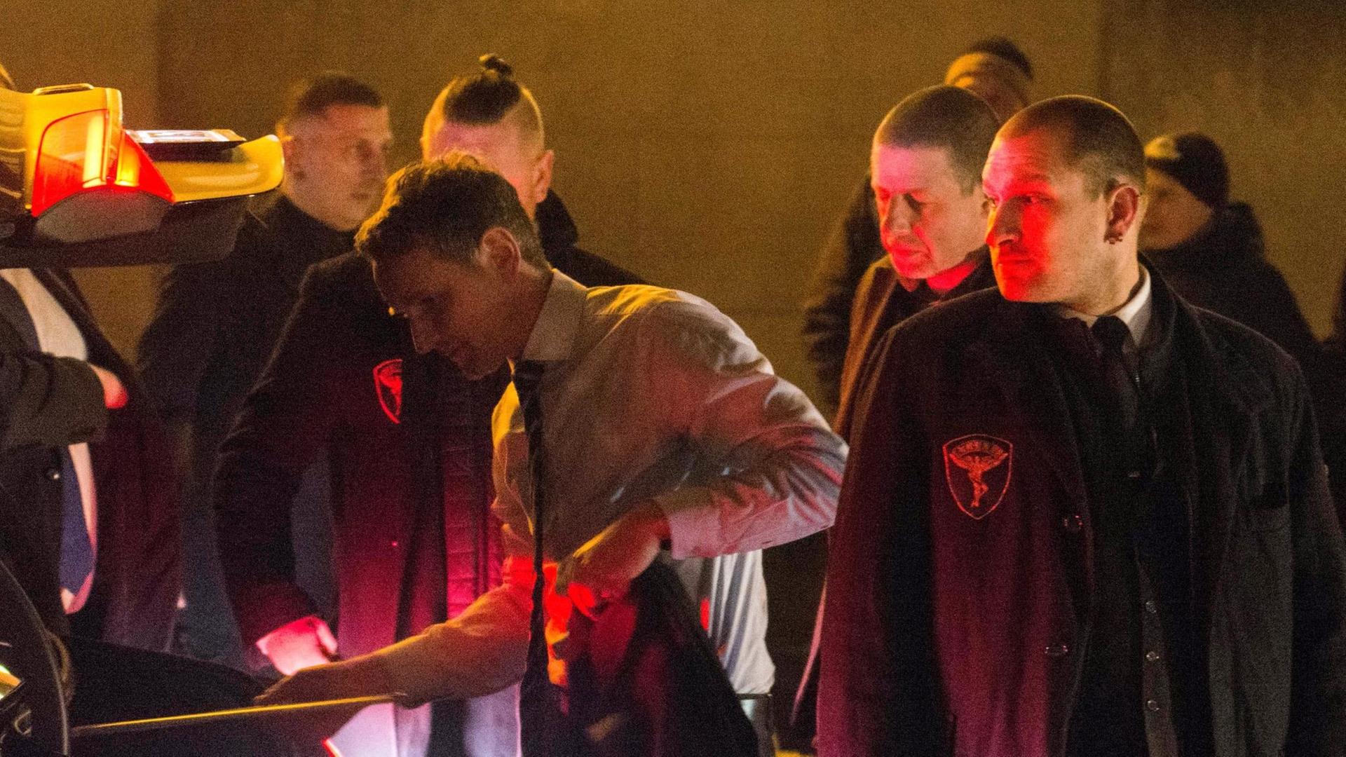 Der Thüringer AfD-Vorsitzende Björn Höcke (l.) kommt am 17.01.2017 zu einer Veranstaltung der Jugendorganisation der AfD, der Jungen Alternativen, in Dresden (Sachsen). Der Thüringer AfD-Vorsitzende Björn Höcke (l.) kommt am 17.01.2017 zu einer Veranstaltung der Jugendorganisation der AfD, der Jungen Alternativen, in Dresden (Sachsen).