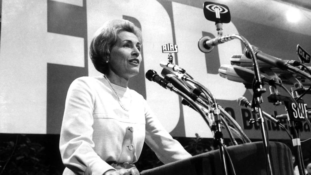 Hildegard Hamm-Brücher spricht auf dem FDP-Parteitag im Januar 1968 in Freiburg. Die FDP-Politikerin zog 1948 als Rathaus-Jüngste ins Münchner Stadtparlament ein. Hildegard Hamm-Brücher spricht auf dem FDP-Parteitag im Januar 1968 in Freiburg. Die FDP-Politikerin zog 1948 als Rathaus-Jüngste ins Münchner Stadtparlament ein.
