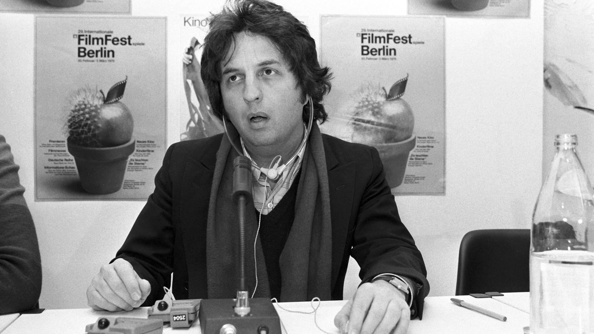 Der amerikanische Regisseur Michael Cimino nimmt am 22.02.1979 auf einer Pressekonferenz in Berlin Stellung zu den Gerüchten über einen angeblichen sowjetischen Protest gegen seinen Film "Deer Hunter " ("Die durch die Hölle gehen"). Der in Vietnam spielende Antikriegsfilm lief außerhalb des Wettbewerbs und stieß auf heftige Kritik bei den teilnehmenden sozialistischen Länder, die ihre Filme zurückzogen und deren Delegierte vorzeitig abreisten. Auch Regisseur Cimino verließ aus Protest über die aus seiner Sicht mangelnde Unterstützung seitens der Festivalleitung frühzeitig das Filmfest. Der amerikanische Regisseur Michael Cimino nimmt am 22.02.1979 auf einer Pressekonferenz in Berlin Stellung zu den Gerüchten über einen angeblichen sowjetischen Protest gegen seinen Film "Deer Hunter " ("Die durch die Hölle gehen"). Der in Vietnam spielende Antikriegsfilm lief außerhalb des Wettbewerbs und stieß auf heftige Kritik bei den teilnehmenden sozialistischen Länder, die ihre Filme zurückzogen und deren Delegierte vorzeitig abreisten. Auch Regisseur Cimino verließ aus Protest über die aus seiner Sicht mangelnde Unterstützung seitens der Festivalleitung frühzeitig das Filmfest.