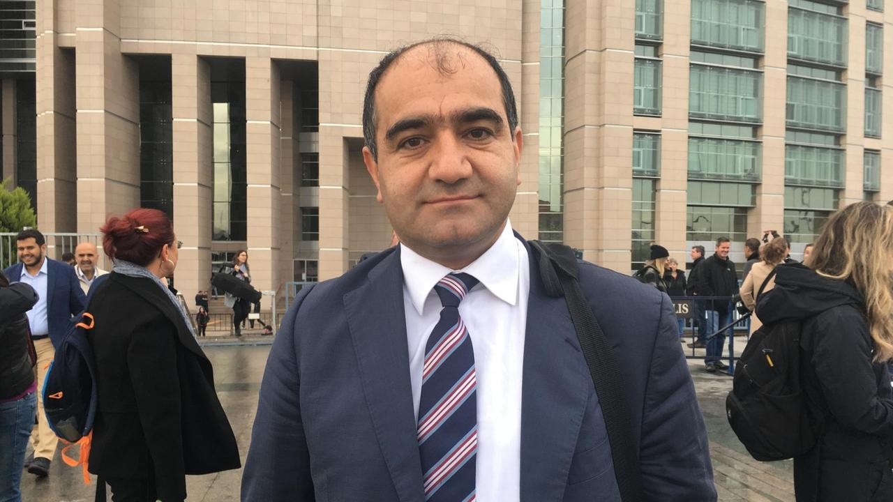 Der Politiker von Bündnis 90/Die Grünen, Özcan Mutlu, vor dem Istanbuler Gerichtsgebäude, in dem der Prozess gegen den Berliner Menschenrechtler Peter Steudtner geführt wurde.