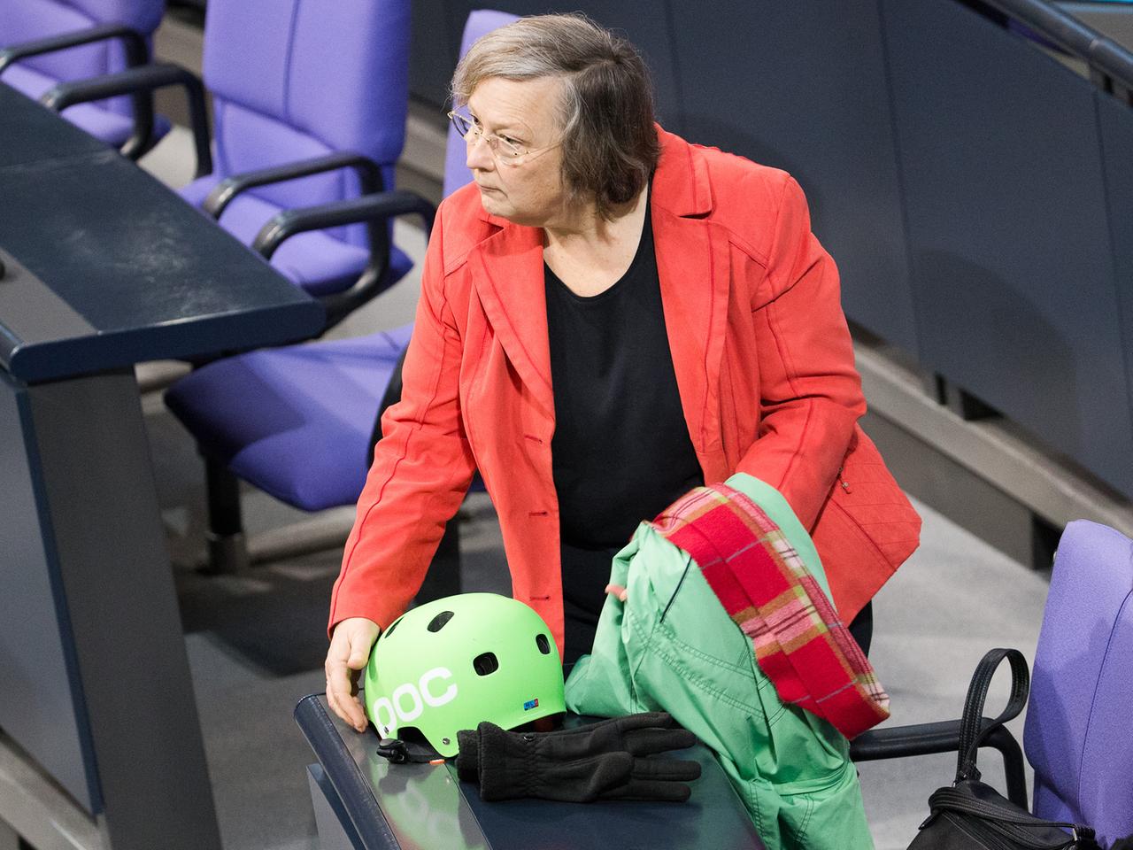 Mit Fahrradhelm im Bundestag: Bärbel Höhn. Mit Fahrradhelm im Bundestag: Bärbel Höhn.