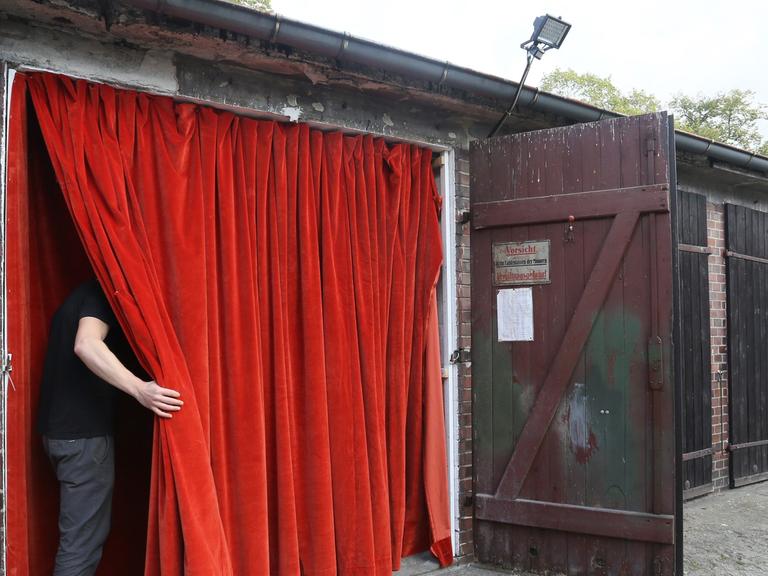 Bei dem Performance-Festival bespielen vom 24. bis zum 28.September zwölf Künstlergruppen fünf Tage lang eine Garagenzeile in Berlin-Pankow.