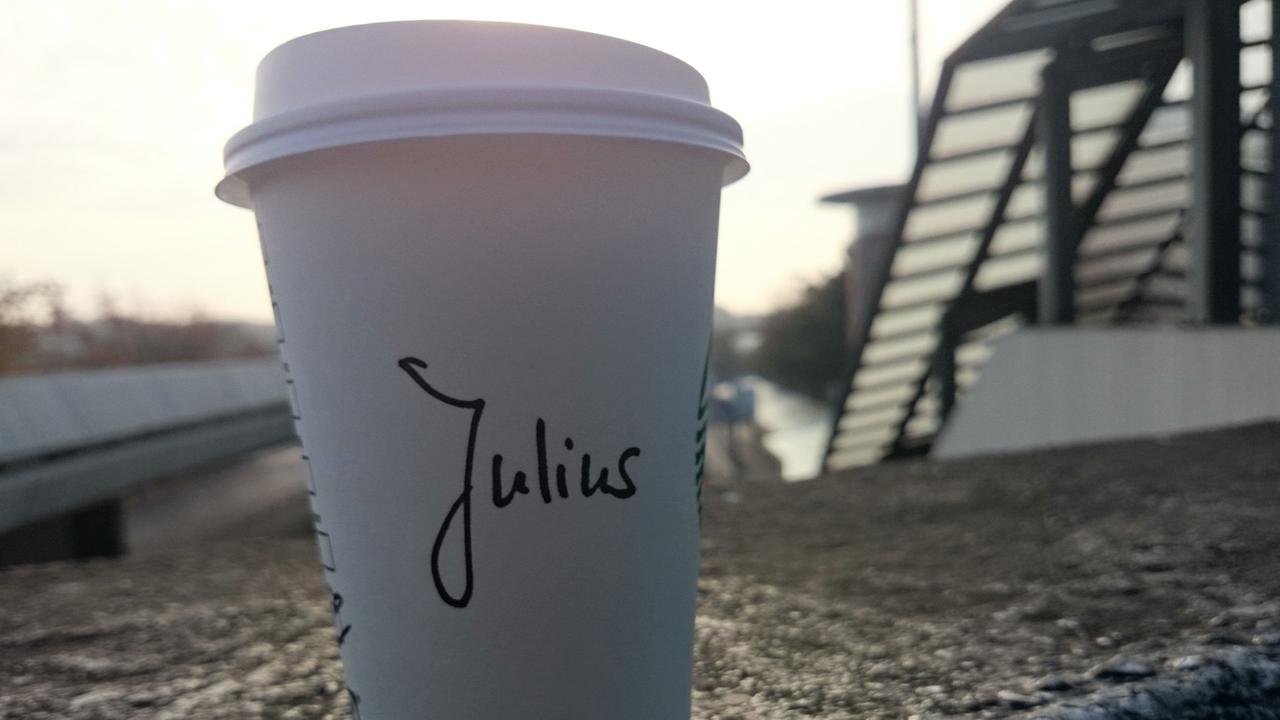 Ein Kaffeebecher mit dem Namen Julius gekennzeichnet Ein Kaffeebecher mit dem Namen Julius gekennzeichnet