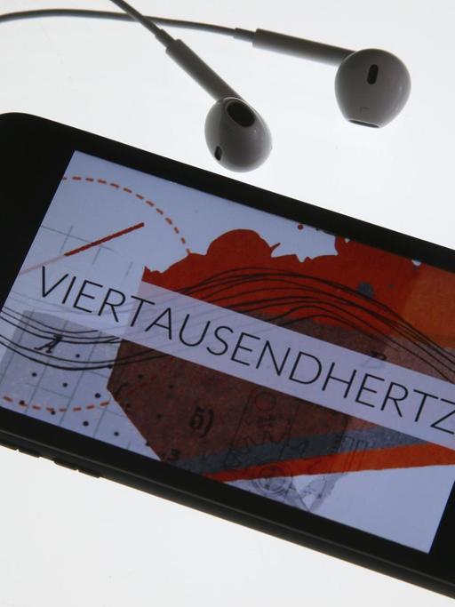 Das Foto vom 24.02.2016 zeigt das Logo des Podcast-Labels "Viertausenhertz" auf einem Smartphone (Foto: Stephan Jansen/dpa)