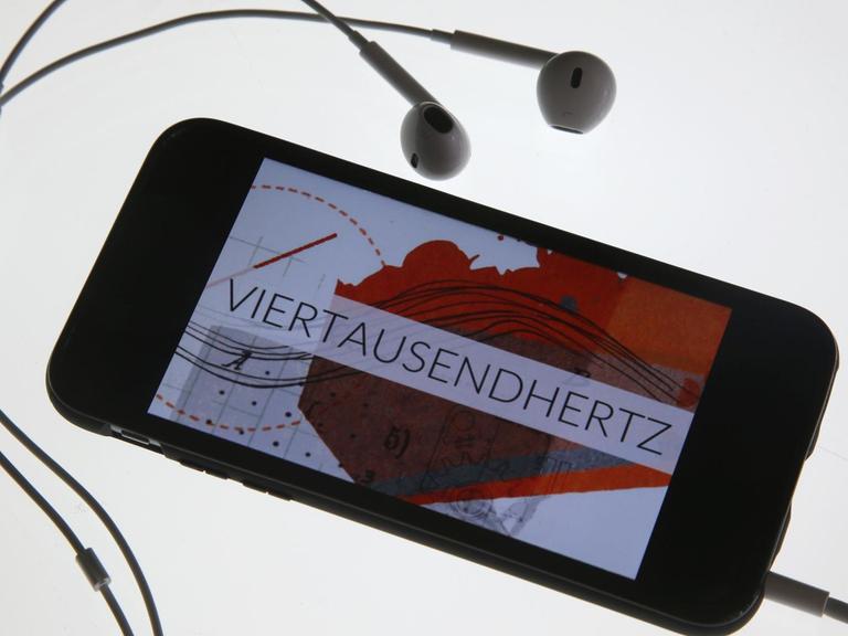 Das Foto vom 24.02.2016 zeigt das Logo des Podcast-Labels "Viertausenhertz" auf einem Smartphone (Foto: Stephan Jansen/dpa)