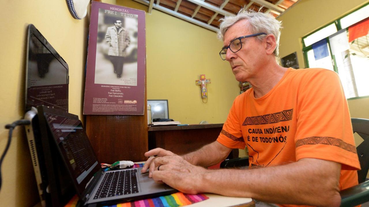 Bruder Xavier Plassat am Schreibtisch in seinem privaten Zimmer in Araguaína Bruder Xavier Plassat am Schreibtisch in seinem privaten Zimmer in Araguaína