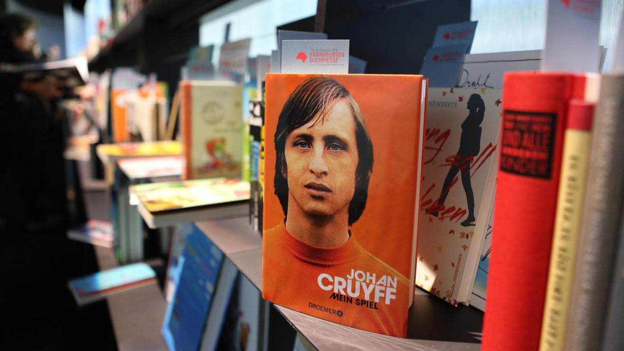 Buchcover der Autobioagraphie "Mein Spiel" von Johan Cruyff, in der die im März 2016 an Lungenkrebs verstorbene Fußballlegende über Herkunft, Lebens- und Trainerphilosophie sowie gesundheitliche Probleme schreibt.