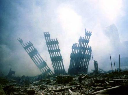 Die Überreste der zusammengestürzten Türme des World Trade Centers in New York Die Überreste der zusammengestürzten Türme des World Trade Centers in New York