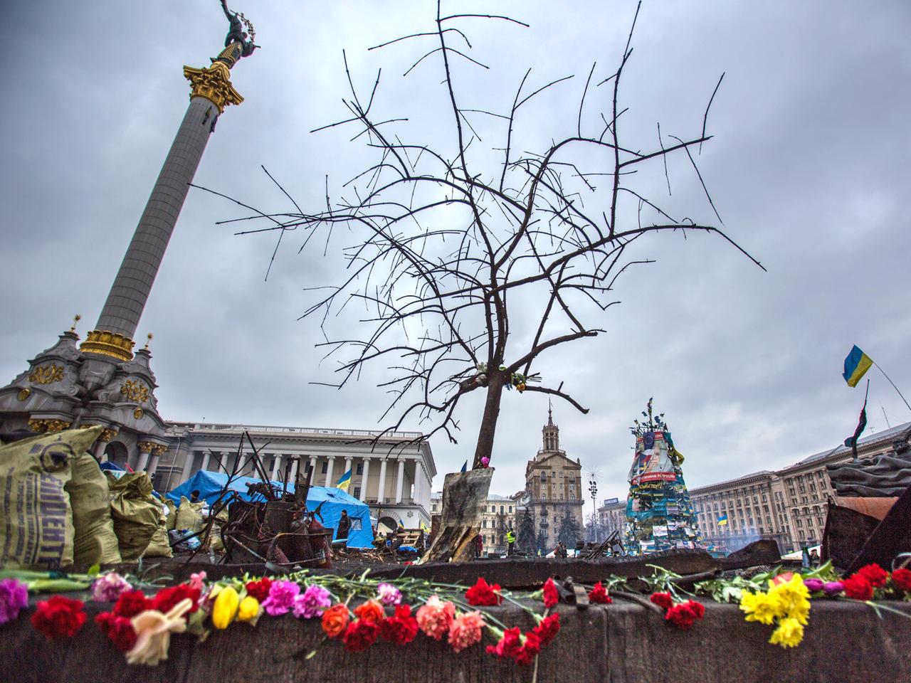 Auf dem Maidan in Kiew erinnern Blumen an die Toten. Auf dem Maidan in Kiew erinnern Blumen an die Toten.