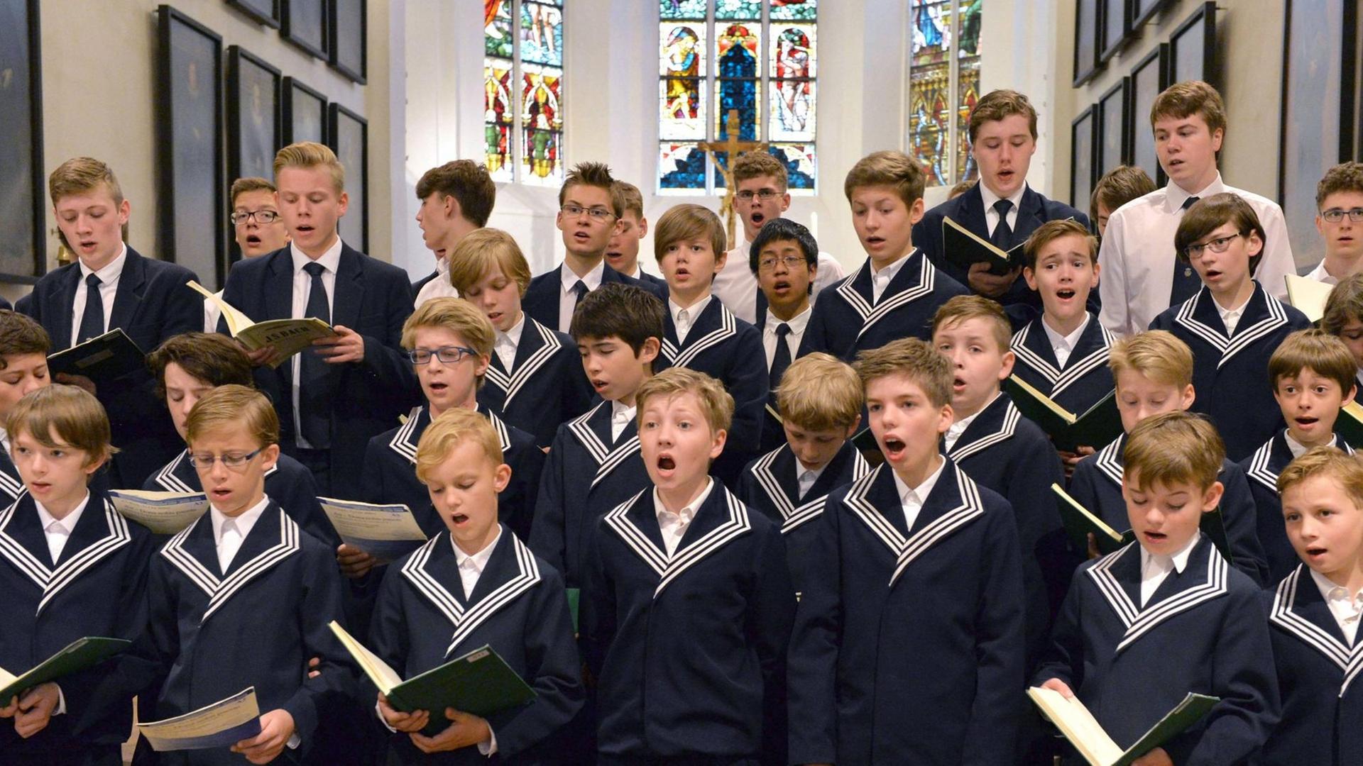 Etwa 30 Knaben des Thomanerchors singen konzentriert in der Leipziger Thomaskirche. Etwa 30 Knaben des Thomanerchors singen konzentriert in der Leipziger Thomaskirche.