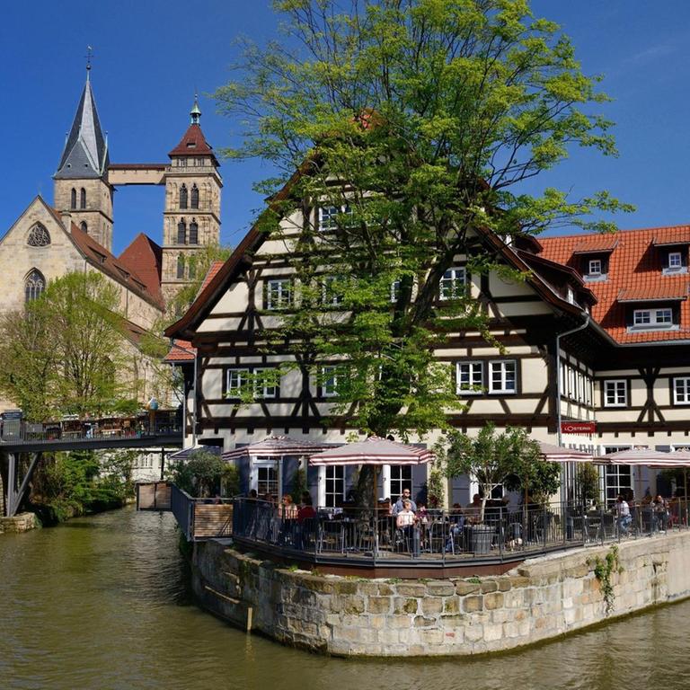 Der Wehrneckarkanal mit Blick auf die Stadtkirche St. Dionys in Esslingen am Neckar in Baden-Württemberg.