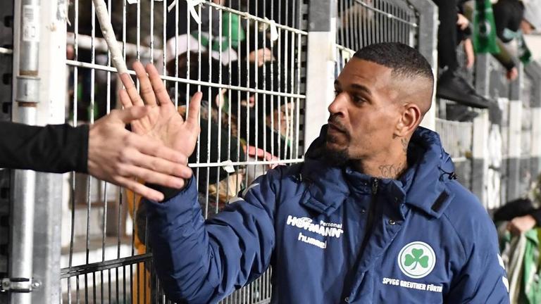 Daniel Keita-Ruel klatscht mit Fans ab Daniel Keita-Ruel klatscht mit Fans ab