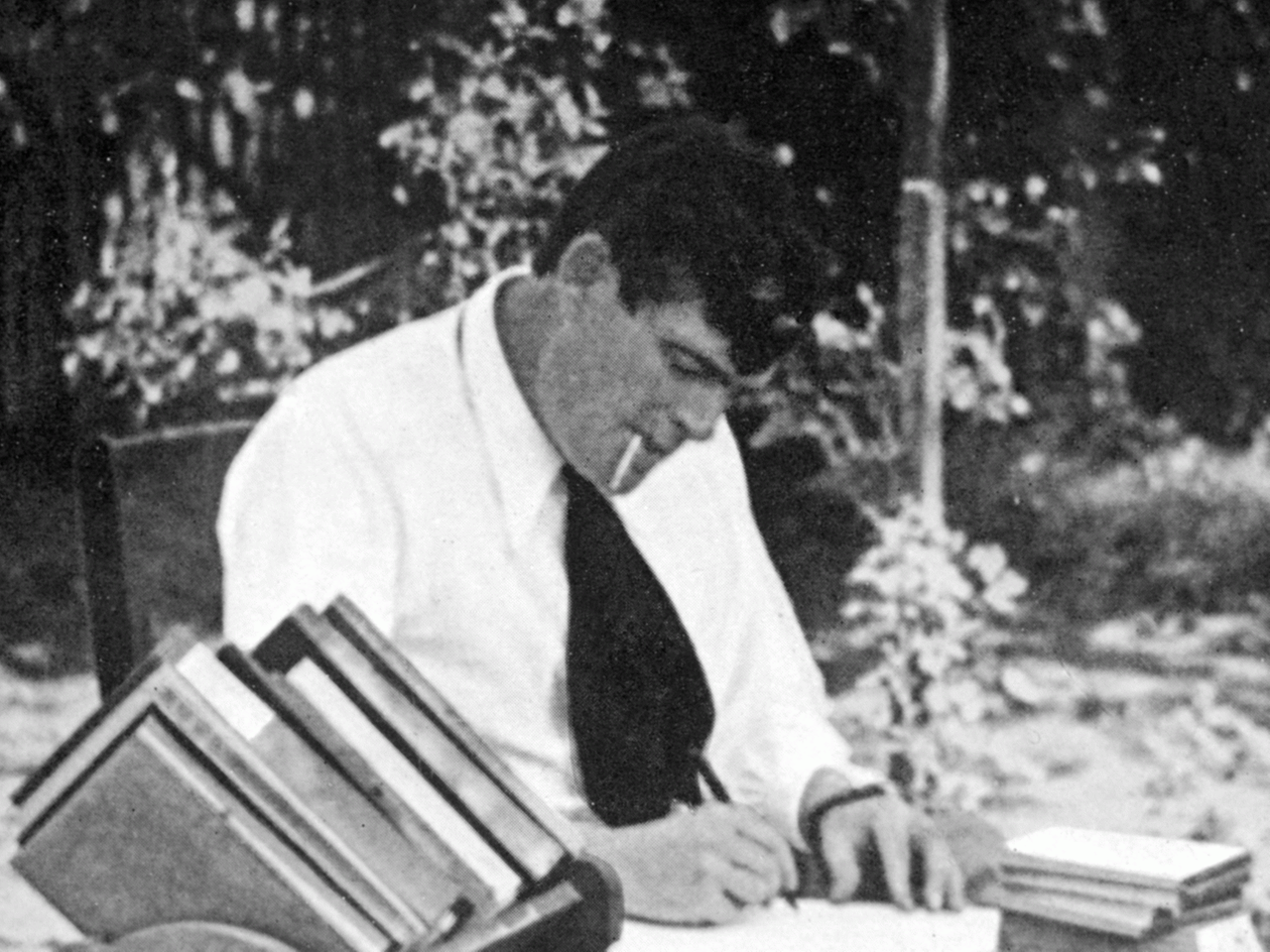 Der amerikanische Schriftsteller Jack London (1876-1916) im Jahr 1913 in seinem Garten.