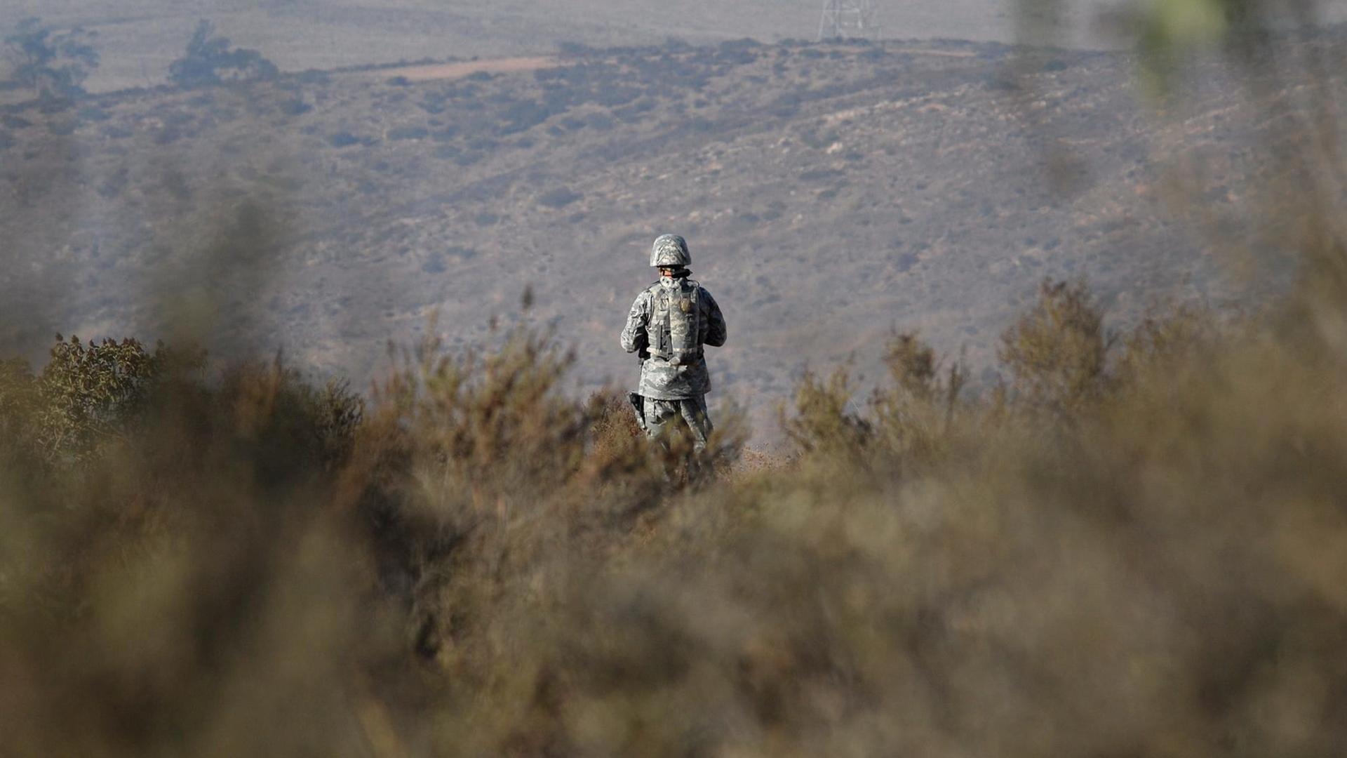 Ein Kalifornischer Nationalgardist steht im kargen und unbewohnten Grenzgebiet von Kalifornien und Mexiko, nahe Tijuana und San Diego. Ein Kalifornischer Nationalgardist steht im kargen und unbewohnten Grenzgebiet von Kalifornien und Mexiko, nahe Tijuana und San Diego.