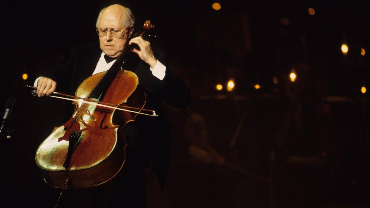 Der Cellist sitzt mit seinem Instrument auf einer Bühne. Der Cellist sitzt mit seinem Instrument auf einer Bühne.