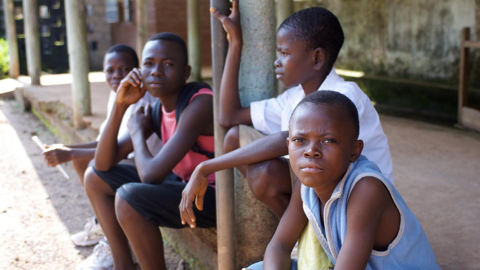 Kinder vor einem Krankenhaus in Kenema, Sierra Leone Kinder vor einem Krankenhaus in Kenema, Sierra Leone
