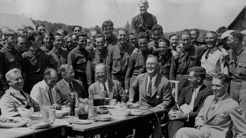 Gruppenfoto von Franklin Roosevelt, weiteren Regierungsbeamten und Mitgliedern des Civilian Conservation Corps.