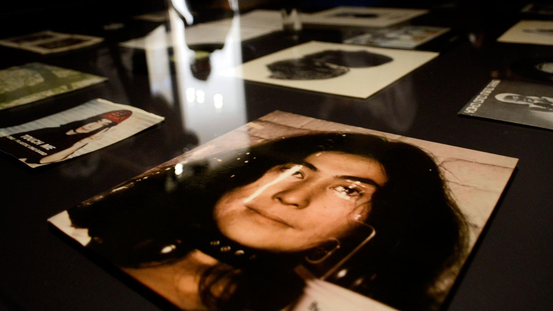 Ein Plattencover mit Yoko Ono in der MoMA-Ausstellung "One Woman Show" Ein Plattencover mit Yoko Ono in der MoMA-Ausstellung "One Woman Show"