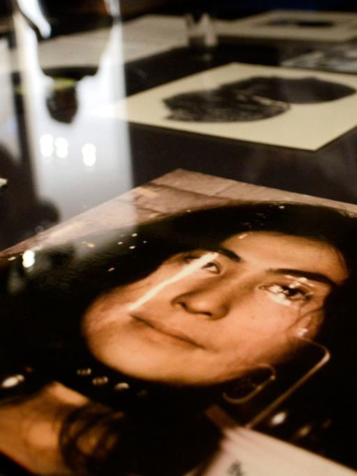 Ein Plattencover mit Yoko Ono in der MoMA-Ausstellung "One Woman Show"