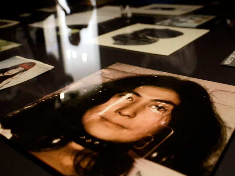 Ein Plattencover mit Yoko Ono in der MoMA-Ausstellung "One Woman Show"