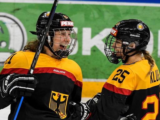 Die deutsche Eishockey-Nationalspielerin Tabea Botthof (li.) und Laura Kluge (re.)