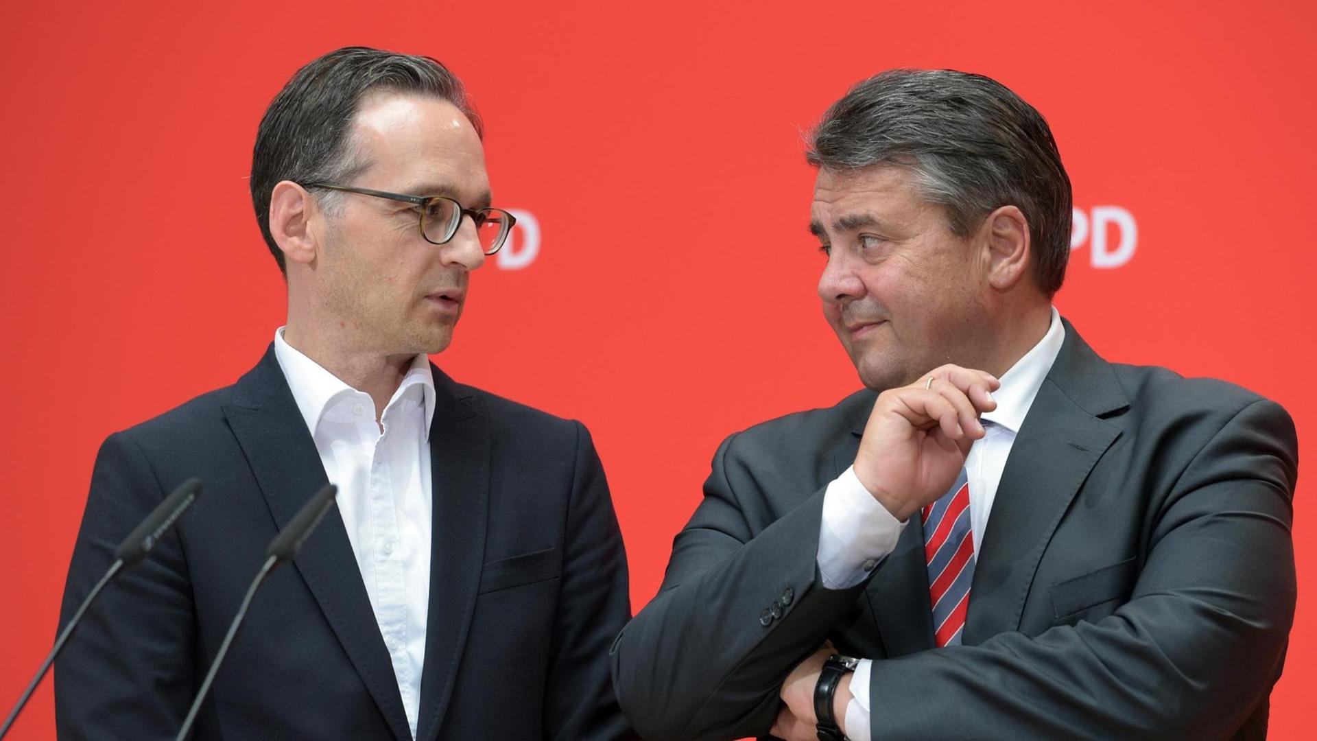 Der SPD-Parteivorsitzende und Vizekanzler Sigmar Gabriel (r.)und Bundesjustizminister Heiko Maas während des Berliner Parteikonvents Der SPD-Parteivorsitzende und Vizekanzler Sigmar Gabriel (r.)und Bundesjustizminister Heiko Maas während des Berliner Parteikonvents