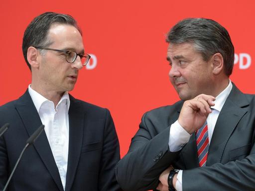Der SPD-Parteivorsitzende und Vizekanzler Sigmar Gabriel (r.)und Bundesjustizminister Heiko Maas während des Berliner Parteikonvents