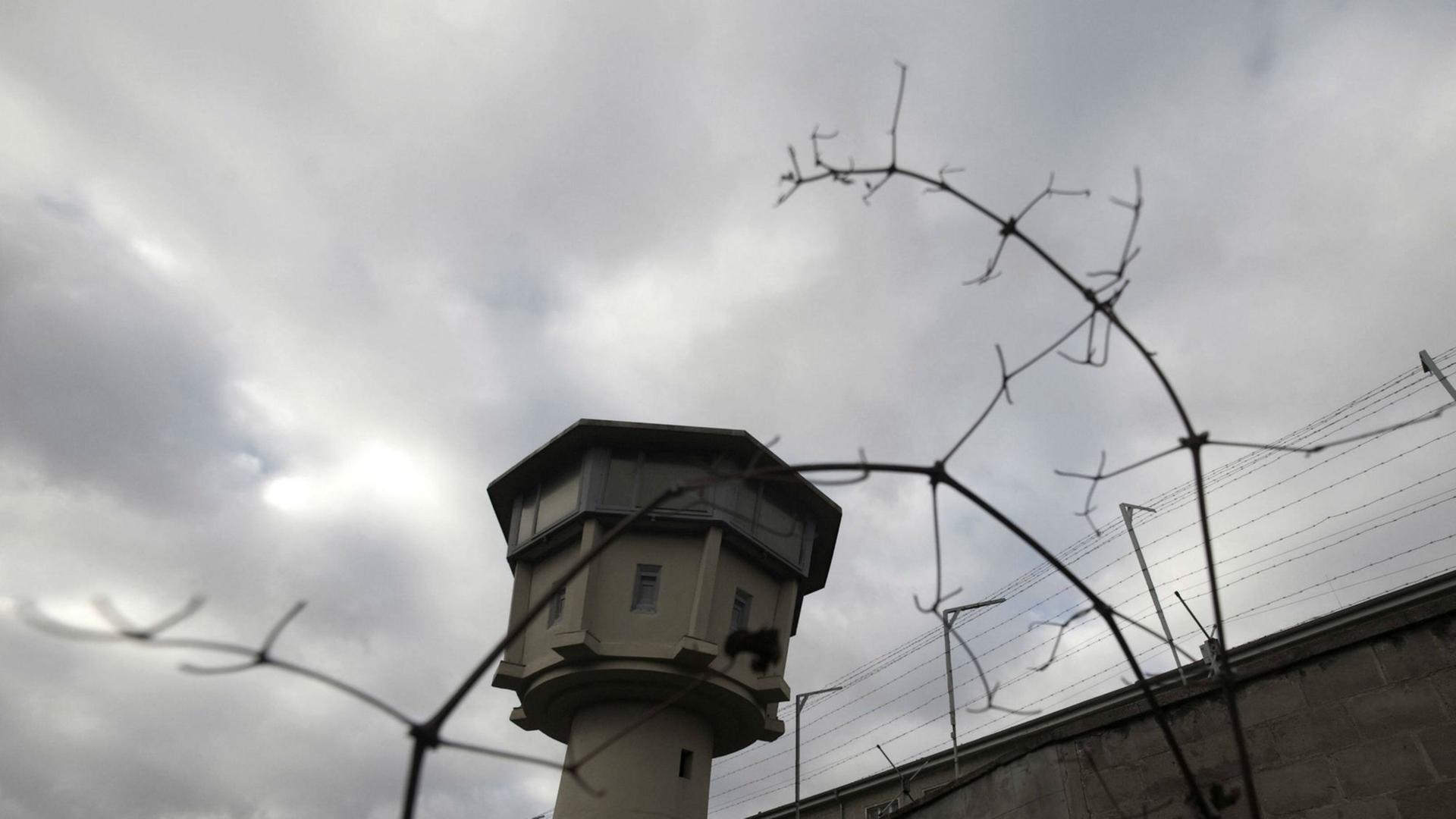 Wachturm der ehemaligen Untersuchungshaftanstalt des Ministeriums für Staatssicherheit an der Genslerstraße in Berlin-Hohenschönhausen. Wachturm der ehemaligen Untersuchungshaftanstalt des Ministeriums für Staatssicherheit an der Genslerstraße in Berlin-Hohenschönhausen.