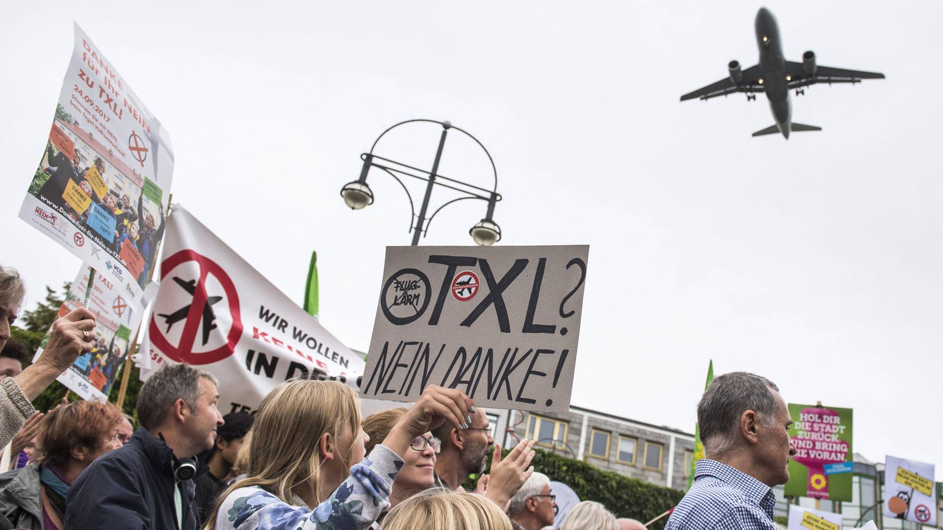 Demonstranten fordern am 1. September 2017 auf einer Kundgebung am Berliner Kurt-Schumacher-Platz die Schliessung des Flughafens Tegel.
