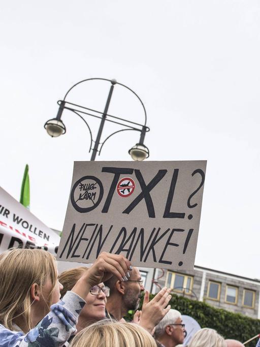 Demonstranten fordern am 1. September 2017 auf einer Kundgebung am Berliner Kurt-Schumacher-Platz die Schliessung des Flughafens Tegel.