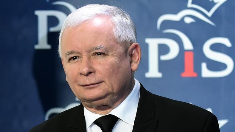 Der polnische PiS-Chef Jaroslaw Kaczynski vor dem Logo der Partei. Der polnische PiS-Chef Jaroslaw Kaczynski vor dem Logo der Partei.