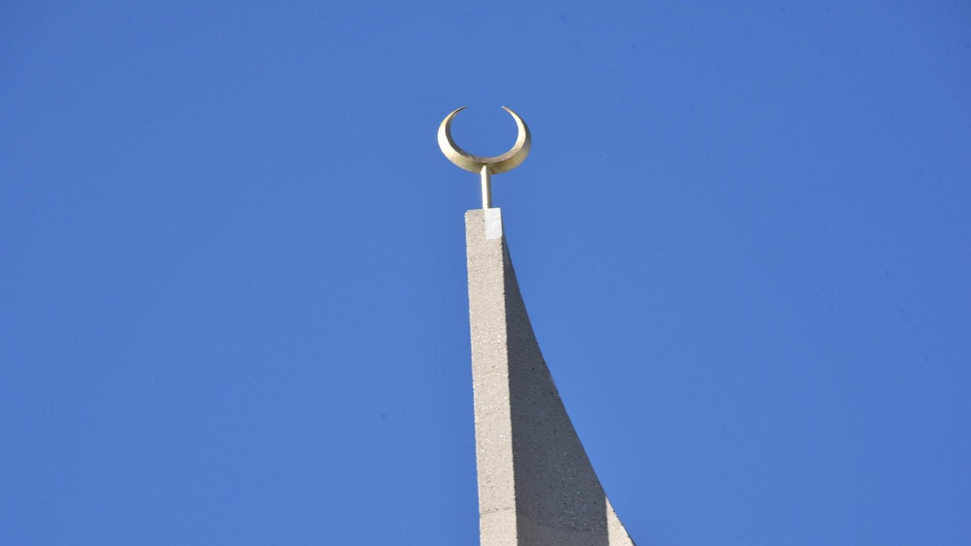 Ein Minarett mit einem Halbmond der DITIB-Zentralmoschee in Köln-Ehrenfeld. Ein Minarett mit einem Halbmond der DITIB-Zentralmoschee in Köln-Ehrenfeld.